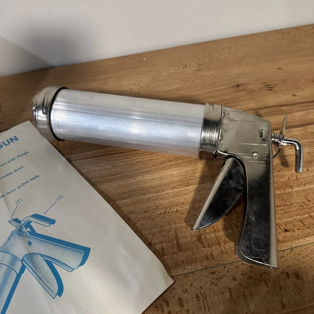 Vintage Cookie & Icing Gun Decorator 7 Discs & 3 Icing Tips Overseas Housewares